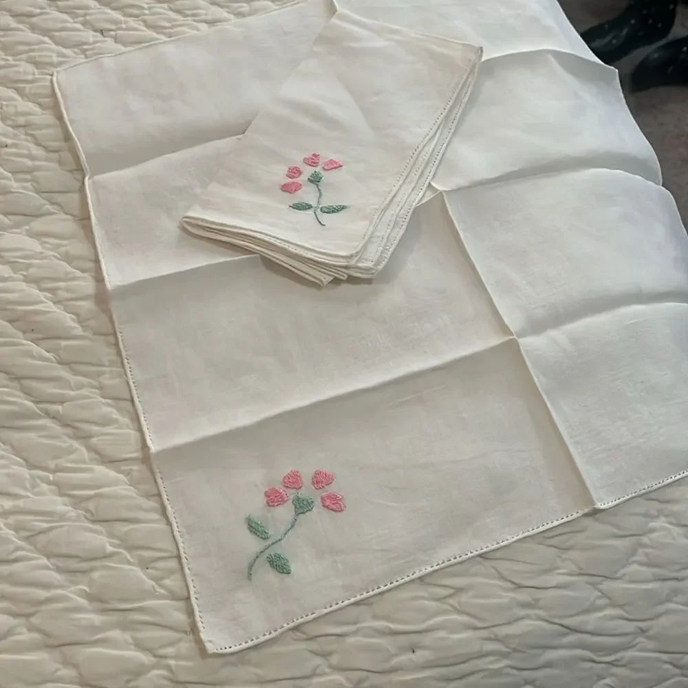 Floral Embroidered Linens Set - Picture 4 of 6